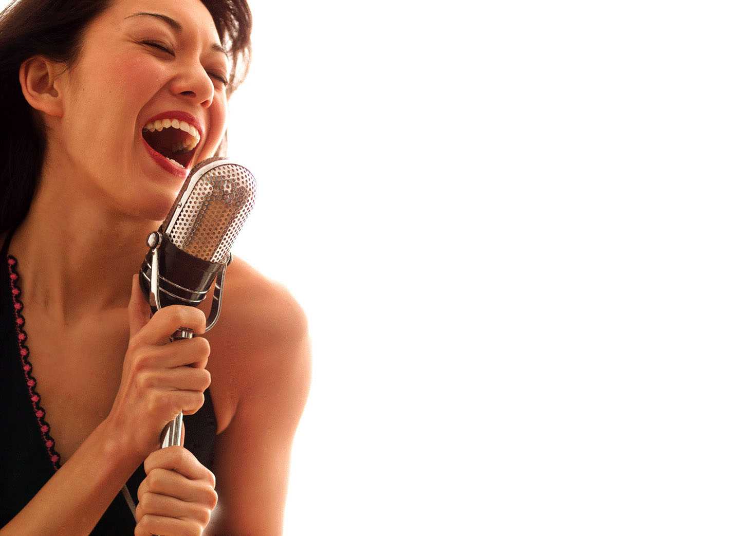Во сколько лет начала петь. Девушка с микрофоном. Вокал. Хочу научиться петь. Человек поет.