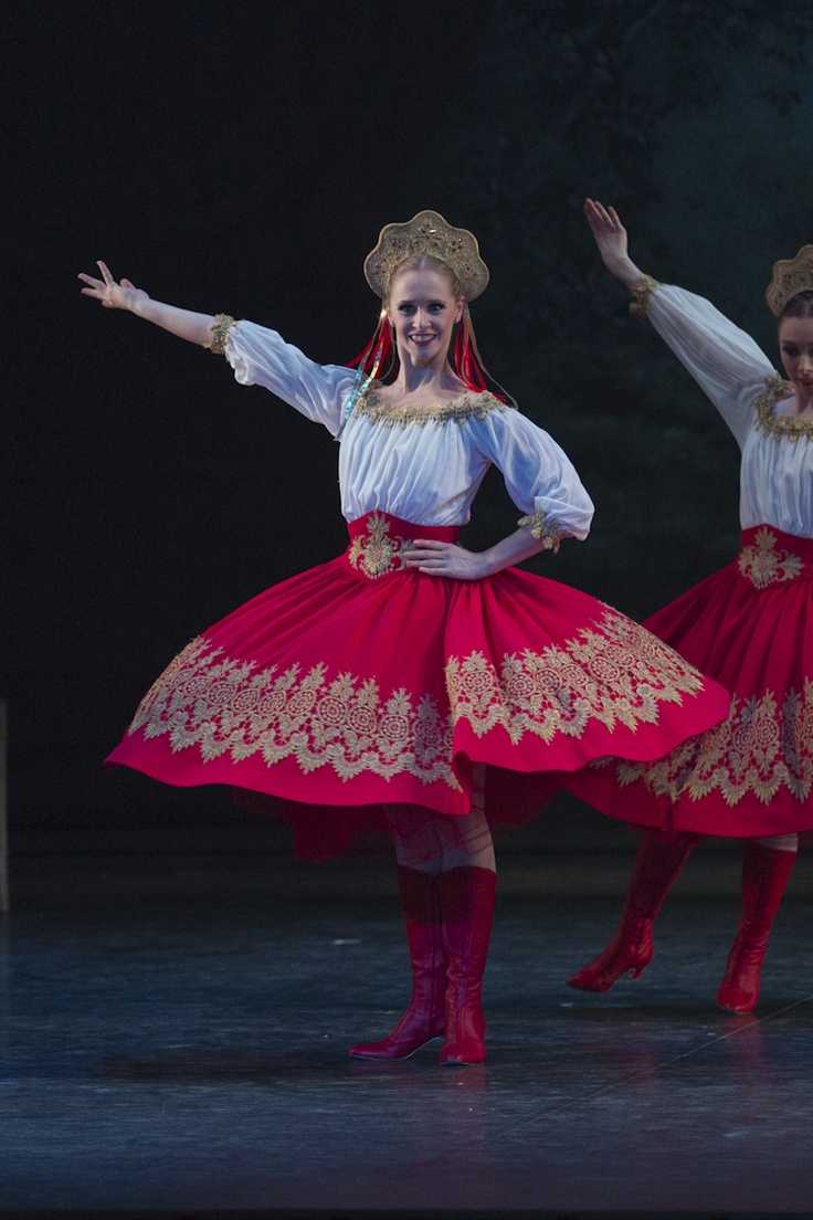 Какие танцы входят в дивертисмент из второго действия балета щелкунчик?