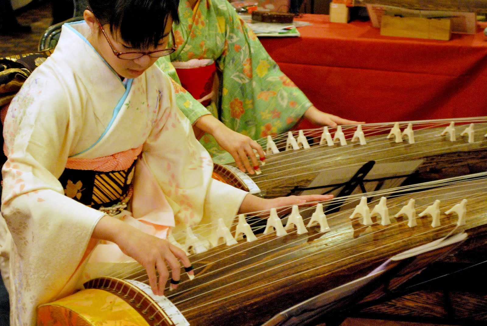 Японская музыка отличается от европейской сохранением своей некой первозданности Привлекают и национальные инструменты, и жанры, и искусство слагать стихи, и петь