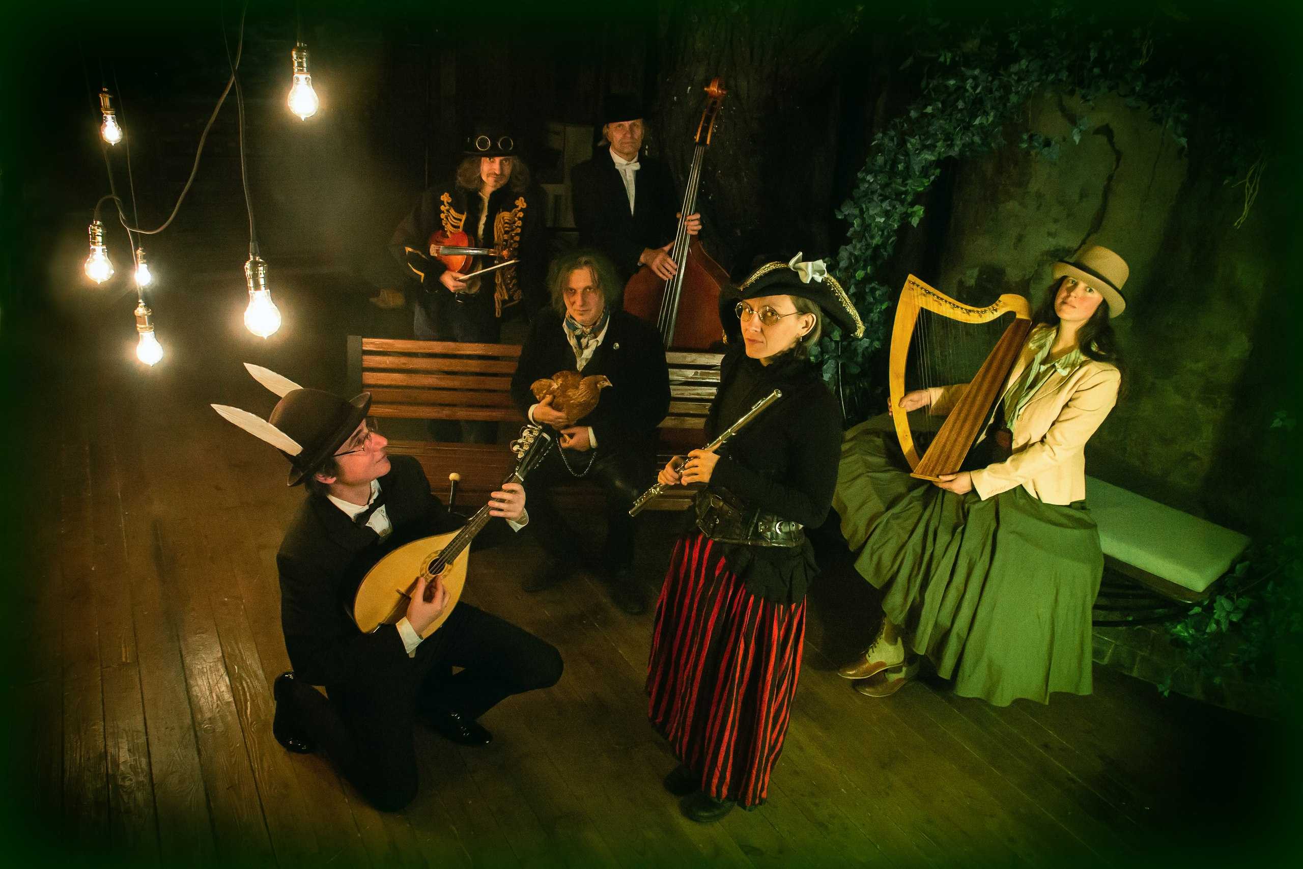 What old irish traditions. Ирландские музыканты. Ирландский фольклор. Ирландский музыкальный инструмент. Ирландский национальный инструмент.