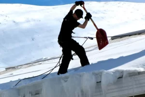 уборка снега с кровли альпинистами