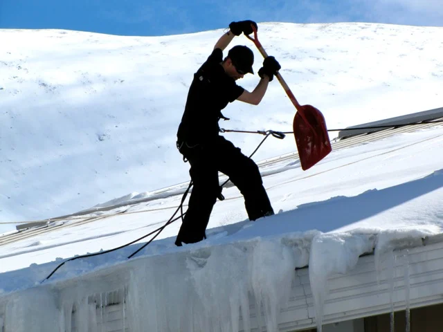 уборка снега с кровли альпинистами